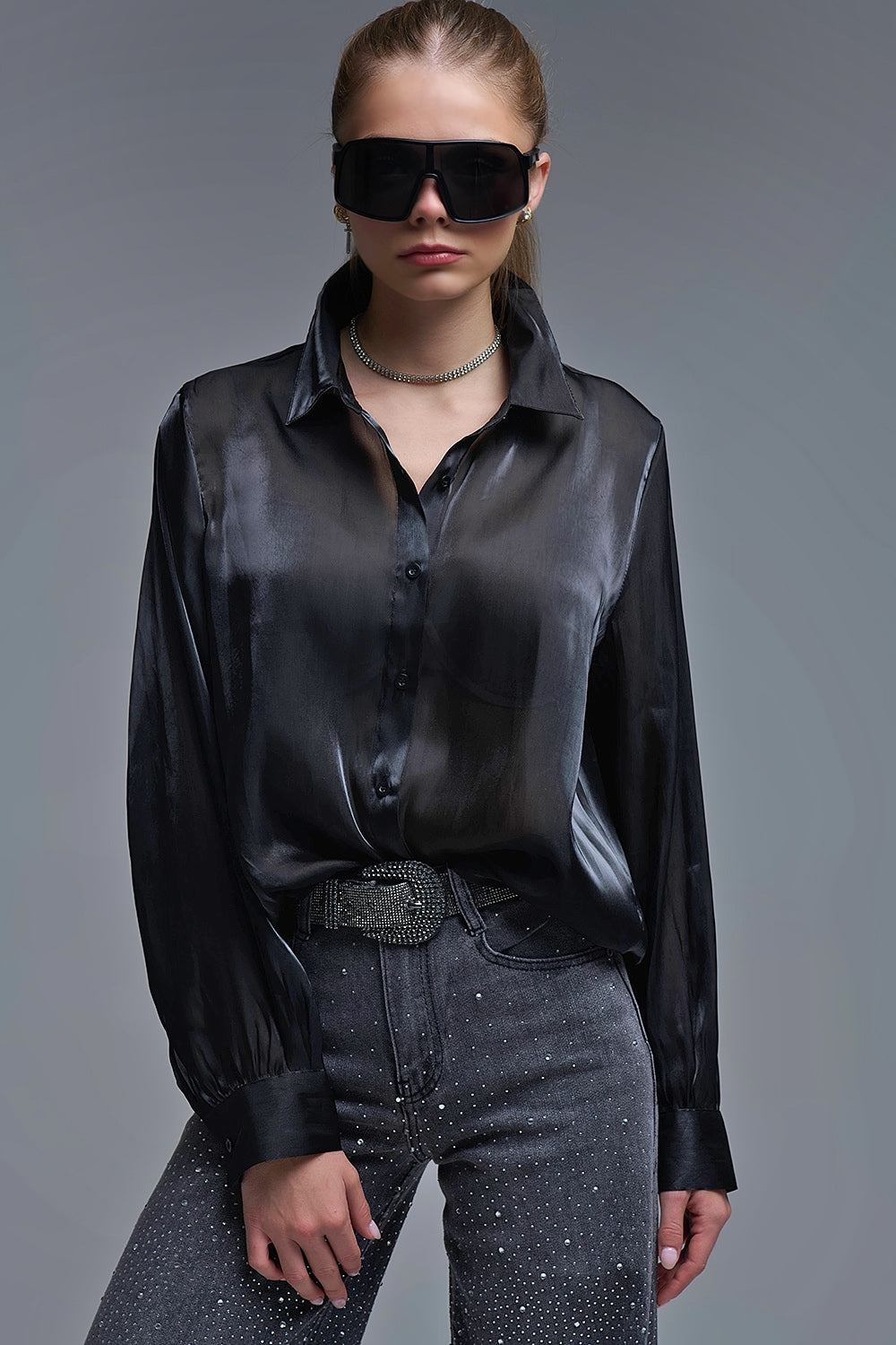 Q2 Camisa preta elegante em seda acetinada