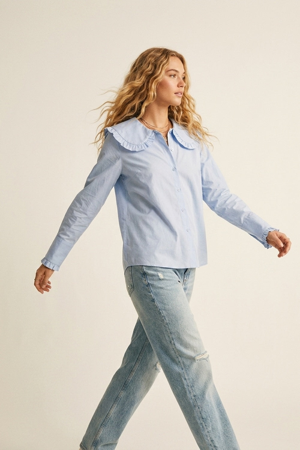 Q2 Camisa Regular Fit de Manga Longa com Gola de Babado em Popeline Azul Claro