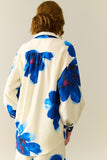 Camisa Relaxada em Branco com Estampa de Flores Tropicais Azuis