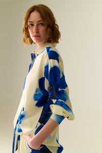 Camisa Relaxada em Branco com Estampa de Flores Tropicais Azuis
