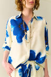 Camisa Relaxada em Branco com Estampa de Flores Tropicais Azuis