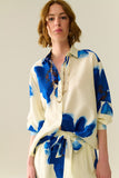 Q2 Camisa Relaxada em Branco com Estampa de Flores Tropicais Azuis