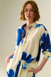 Camisa Relaxada em Branco com Estampa de Flores Tropicais Azuis