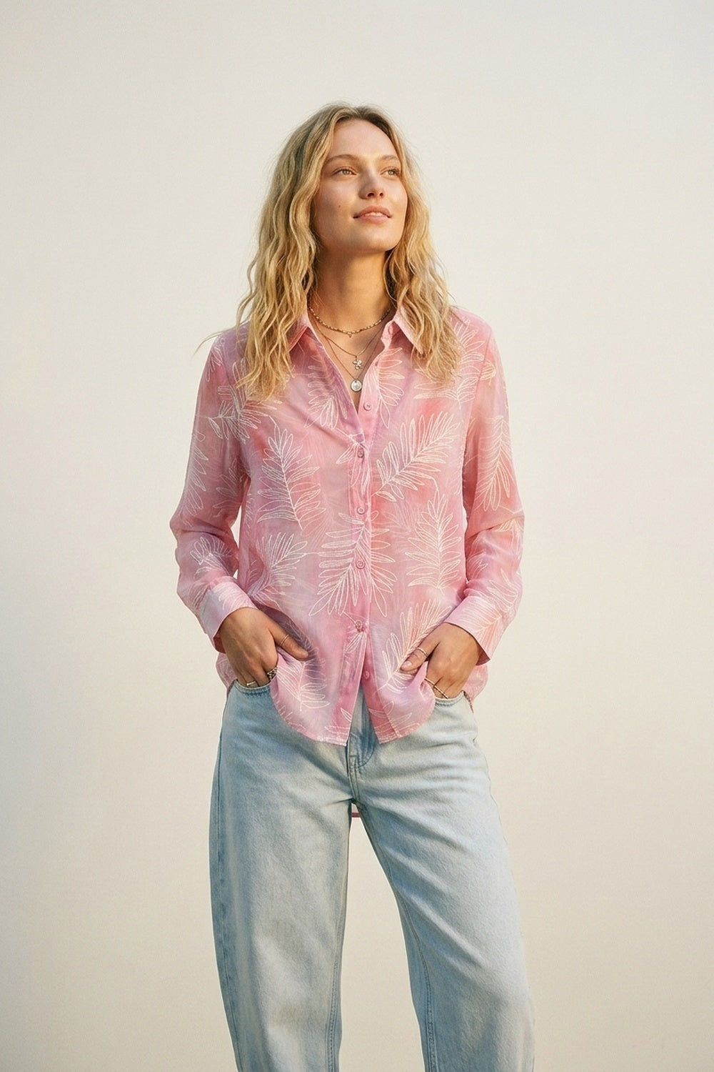 Q2 Camisa rosa com estampa de folhas translúcidas e tecido transparente