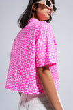 Camisa rosa curta com botões estilo 90s