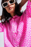 Camisa rosa curta com botões estilo 90s