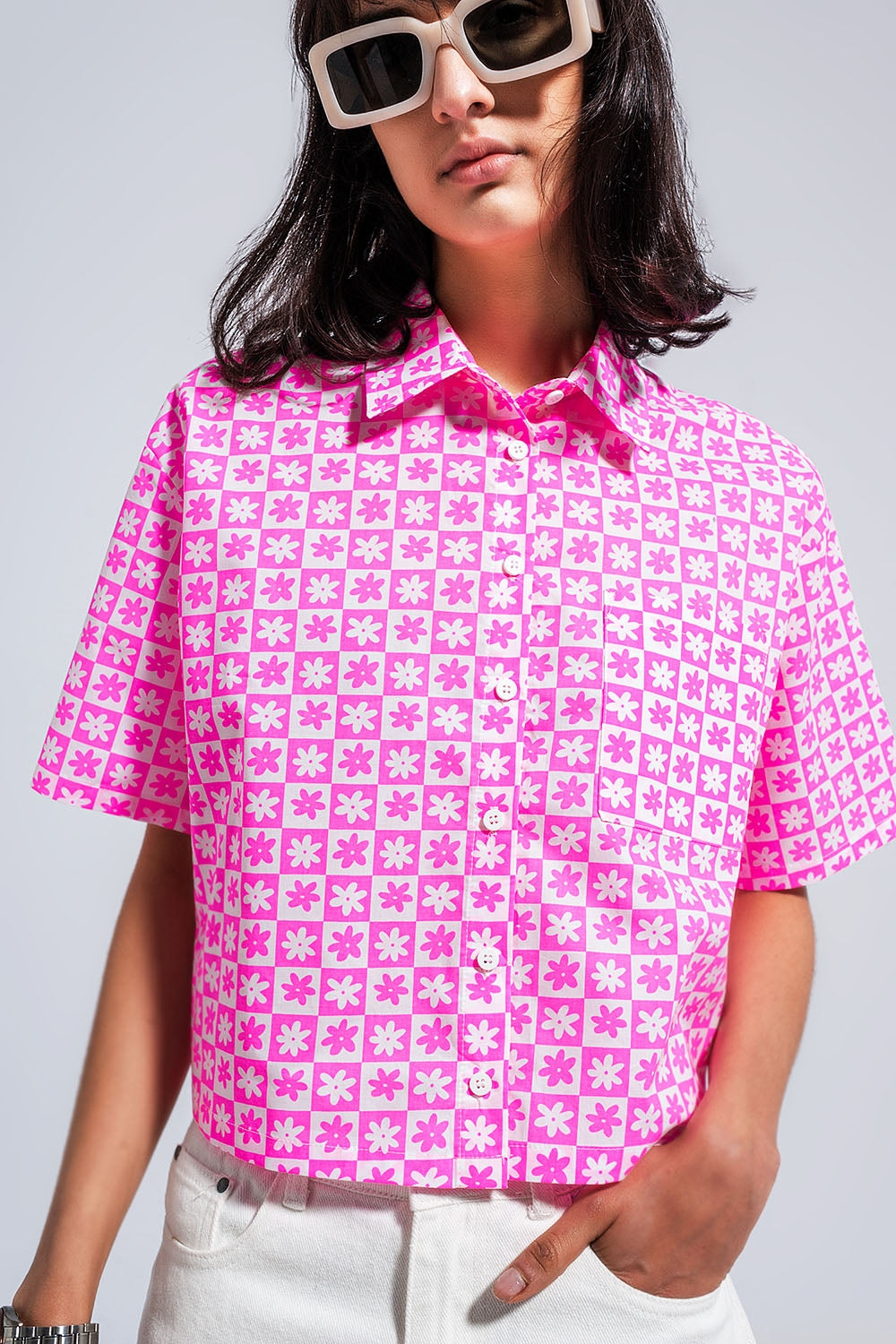 Camisa rosa curta com botões estilo 90s