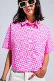 Camisa rosa curta com botões estilo 90s