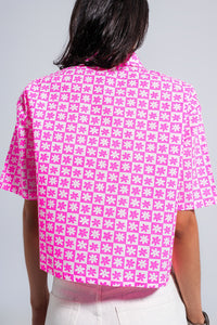 Camisa rosa curta com botões estilo 90s