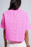 Camisa rosa curta com botões estilo 90s