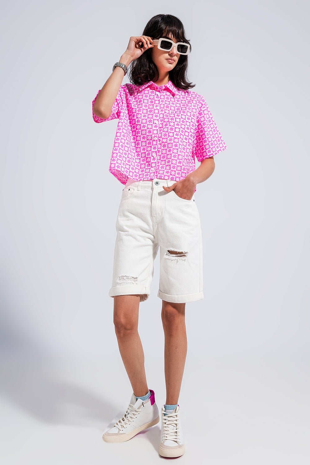Camisa rosa curta com botões estilo 90s