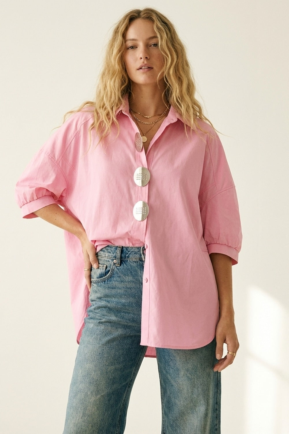 Camisa rosa oversized com botões prateados na frente em popelina