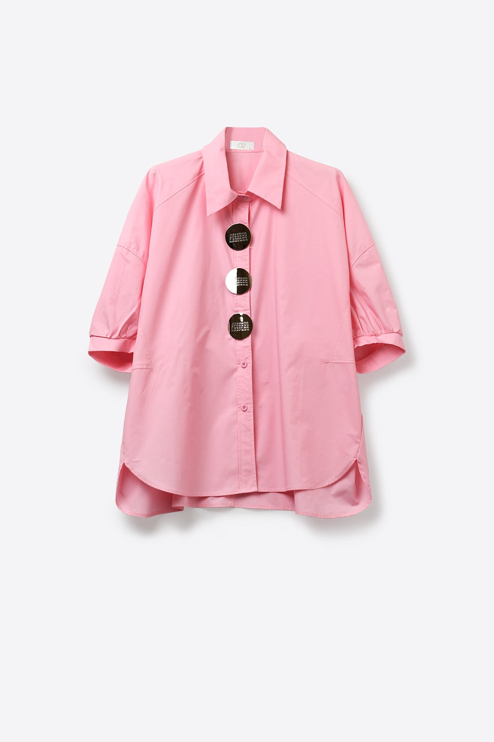 Camisa rosa oversized com botões prateados na frente em popelina
