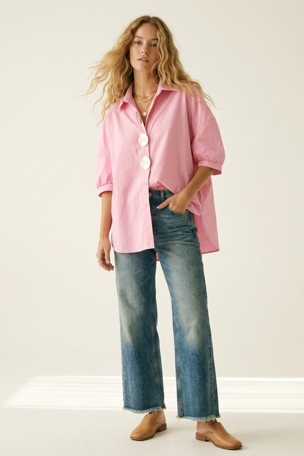 Camisa rosa oversized com botões prateados na frente em popelina