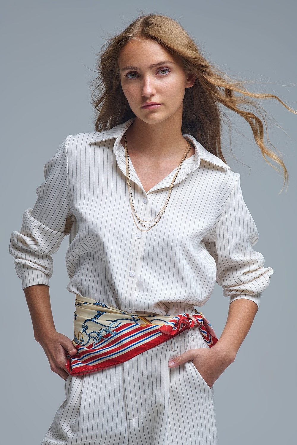 Q2 Camisa sofisticada de gola alta com riscas em creme