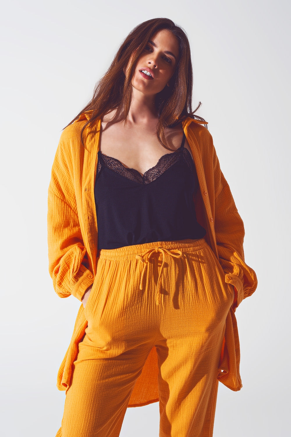 Q2 Camisa solta com textura em laranja