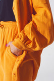 Camisa solta com textura em laranja
