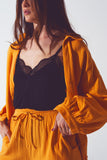 Camisa solta com textura em laranja