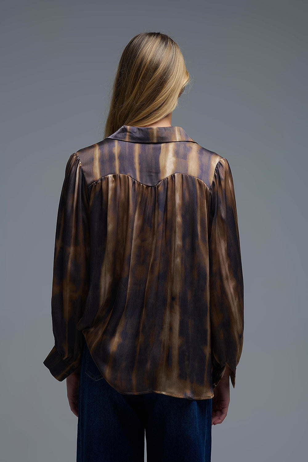 Camisa Tie-Dye com efeito acetinado e riscas castanhas e camel