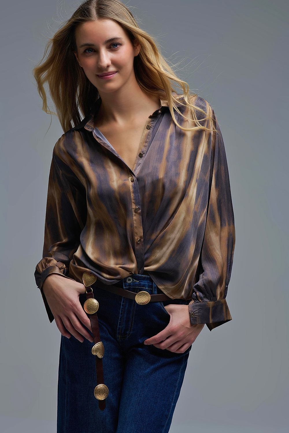 Q2 Camisa Tie-Dye com efeito acetinado e riscas castanhas e camel
