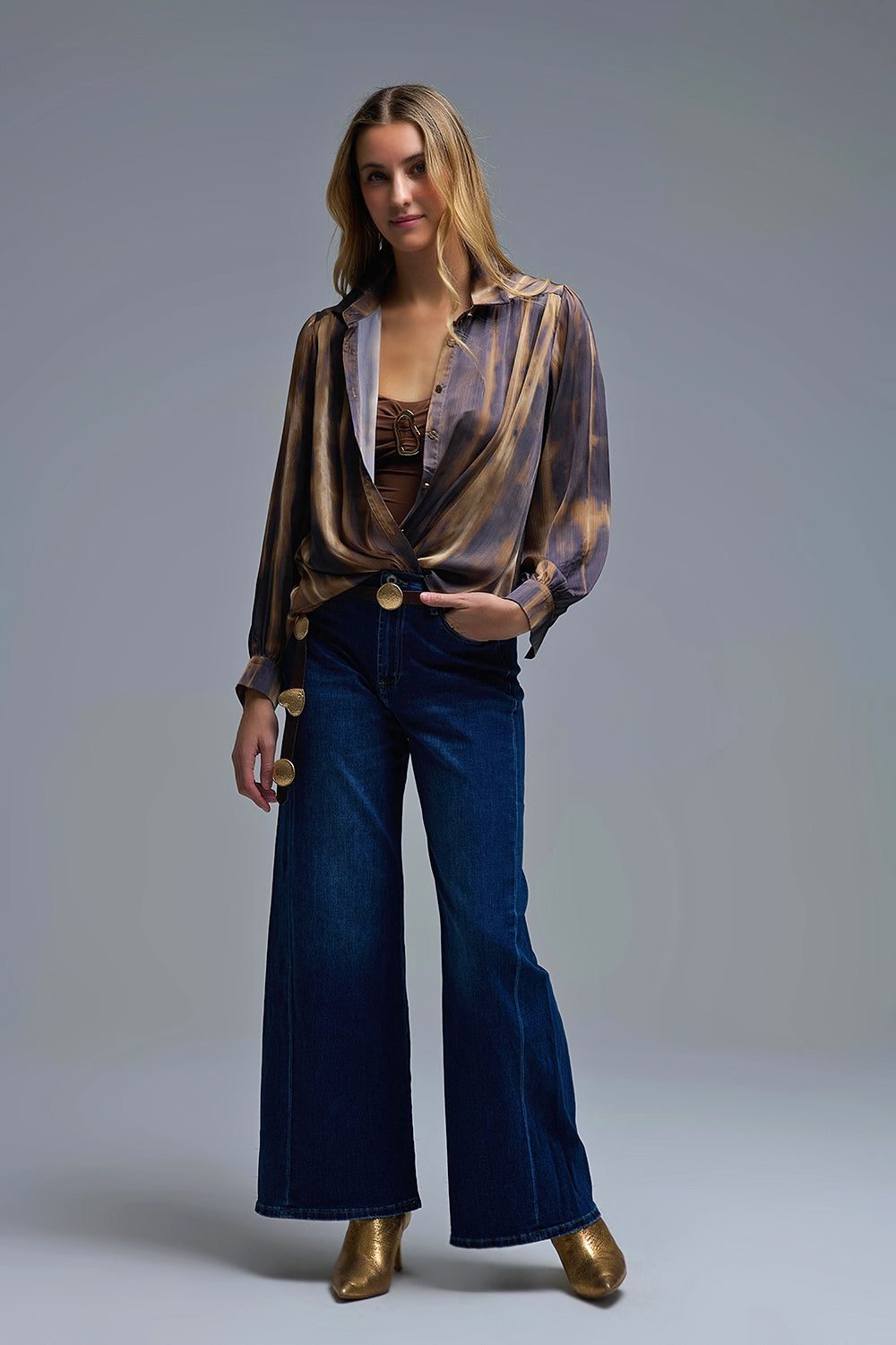 Camisa Tie-Dye com efeito acetinado e riscas castanhas e camel
