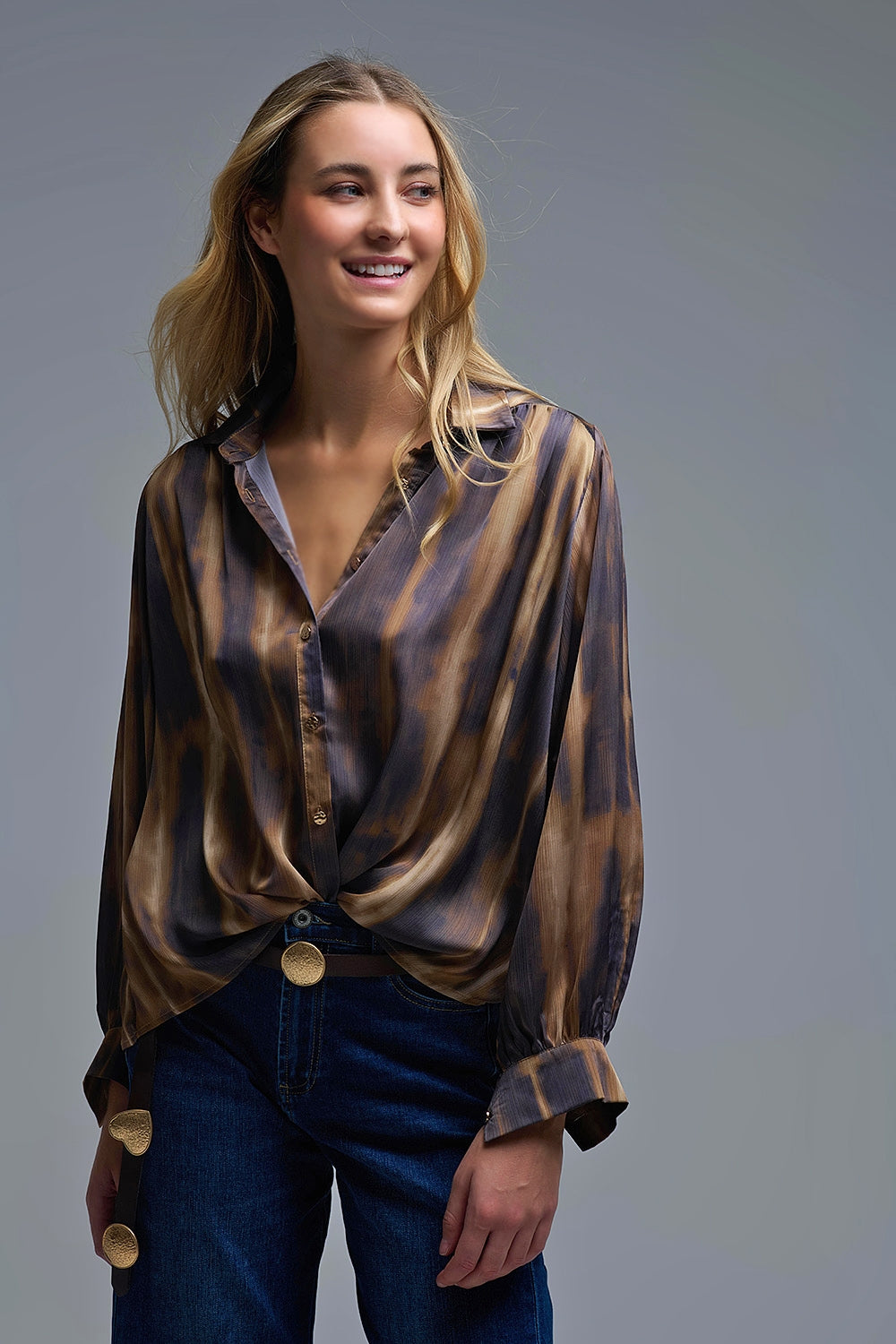 Camisa Tie-Dye com efeito acetinado e riscas castanhas e camel