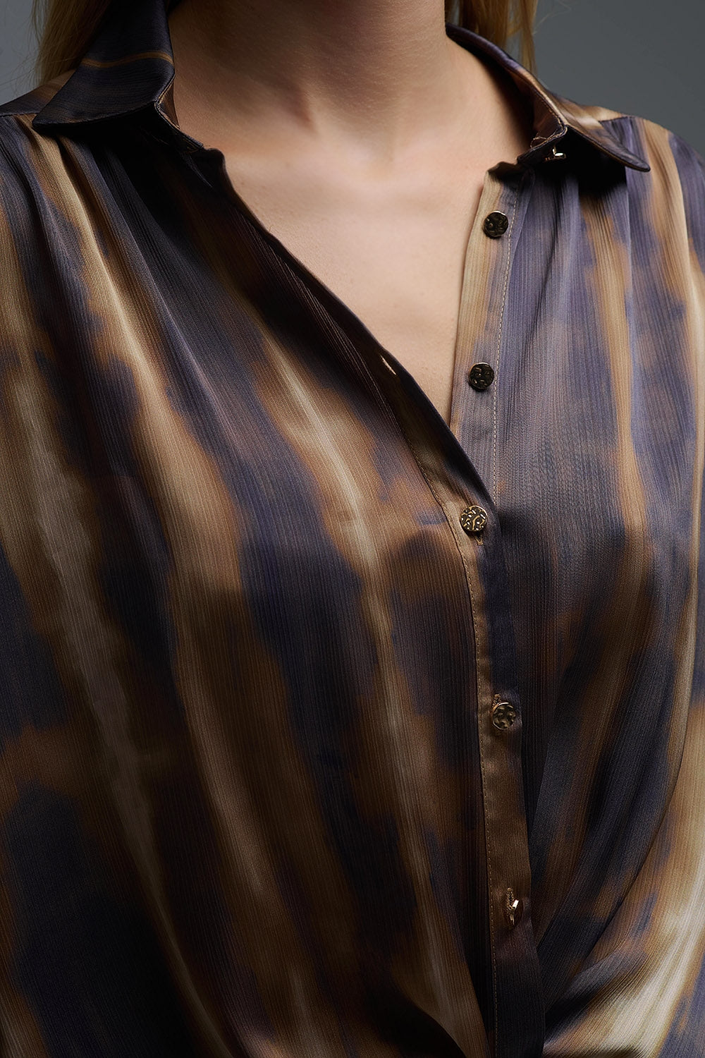 Camisa Tie-Dye com efeito acetinado e riscas castanhas e camel