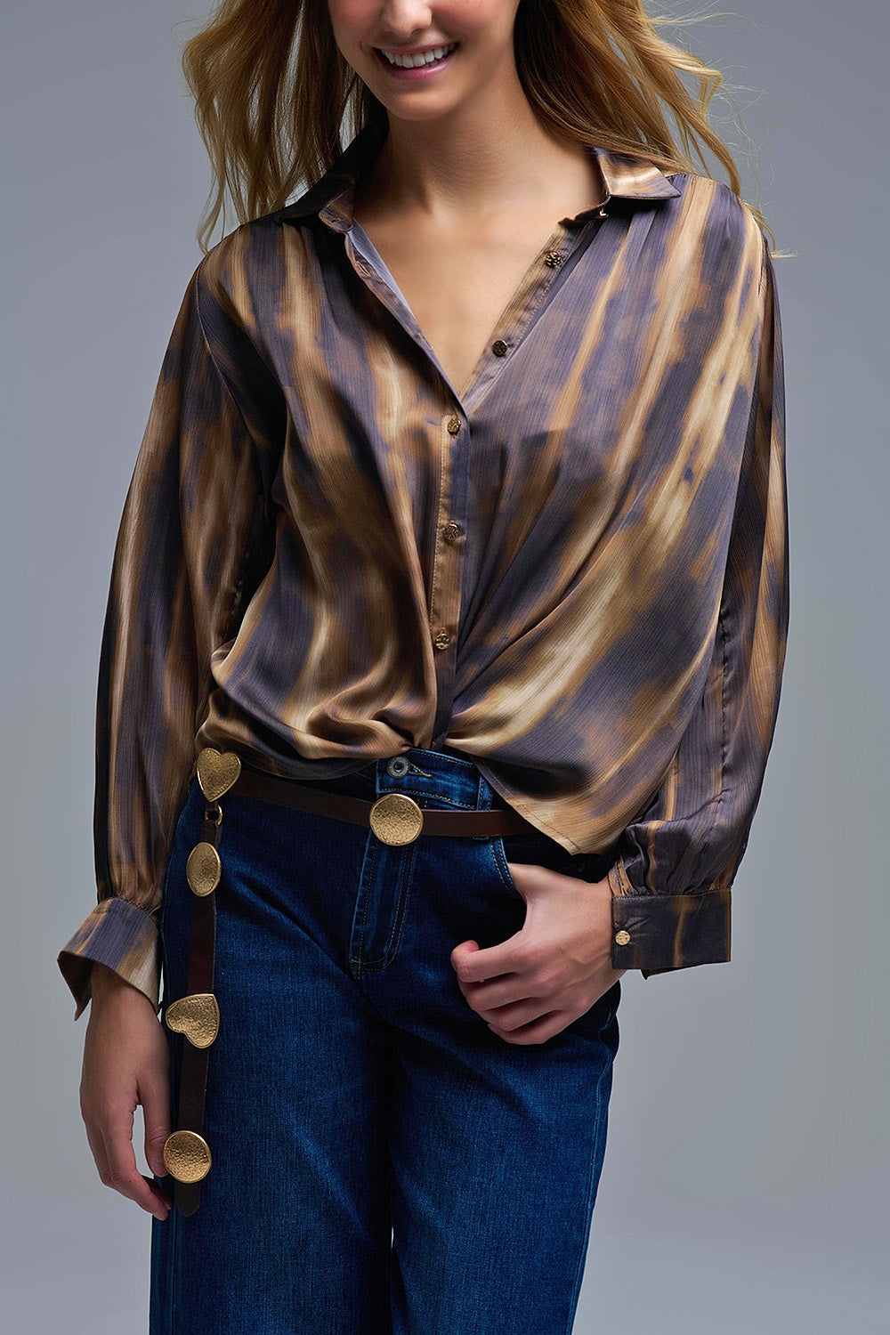 Camisa Tie-Dye com efeito acetinado e riscas castanhas e camel