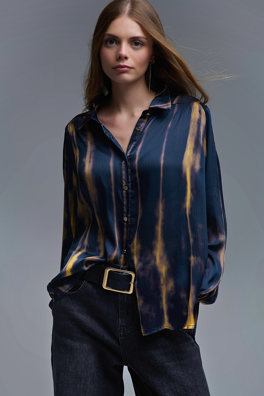 Q2 Camisa Tie-Dye com efeito acetinado e riscas navais e ocres