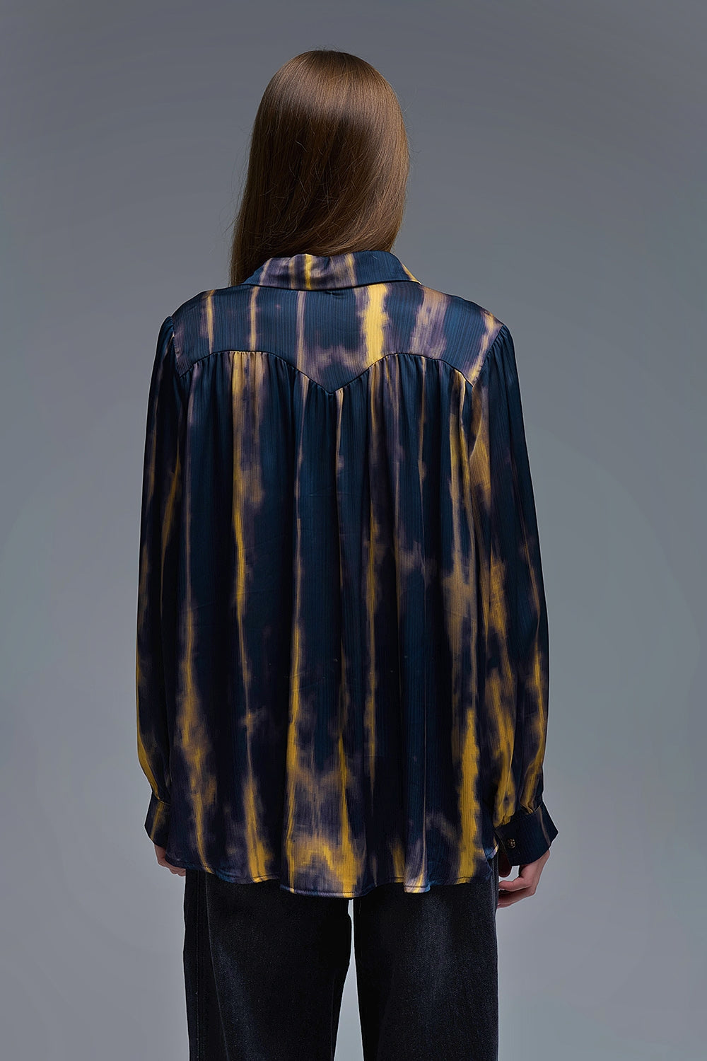Camisa Tie-Dye com efeito acetinado e riscas navais e ocres