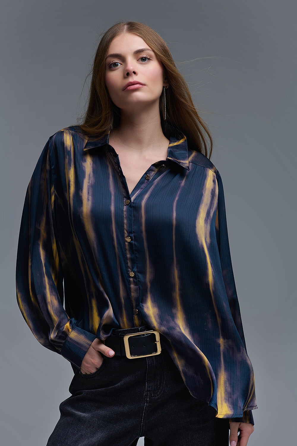 Camisa Tie-Dye com efeito acetinado e riscas navais e ocres