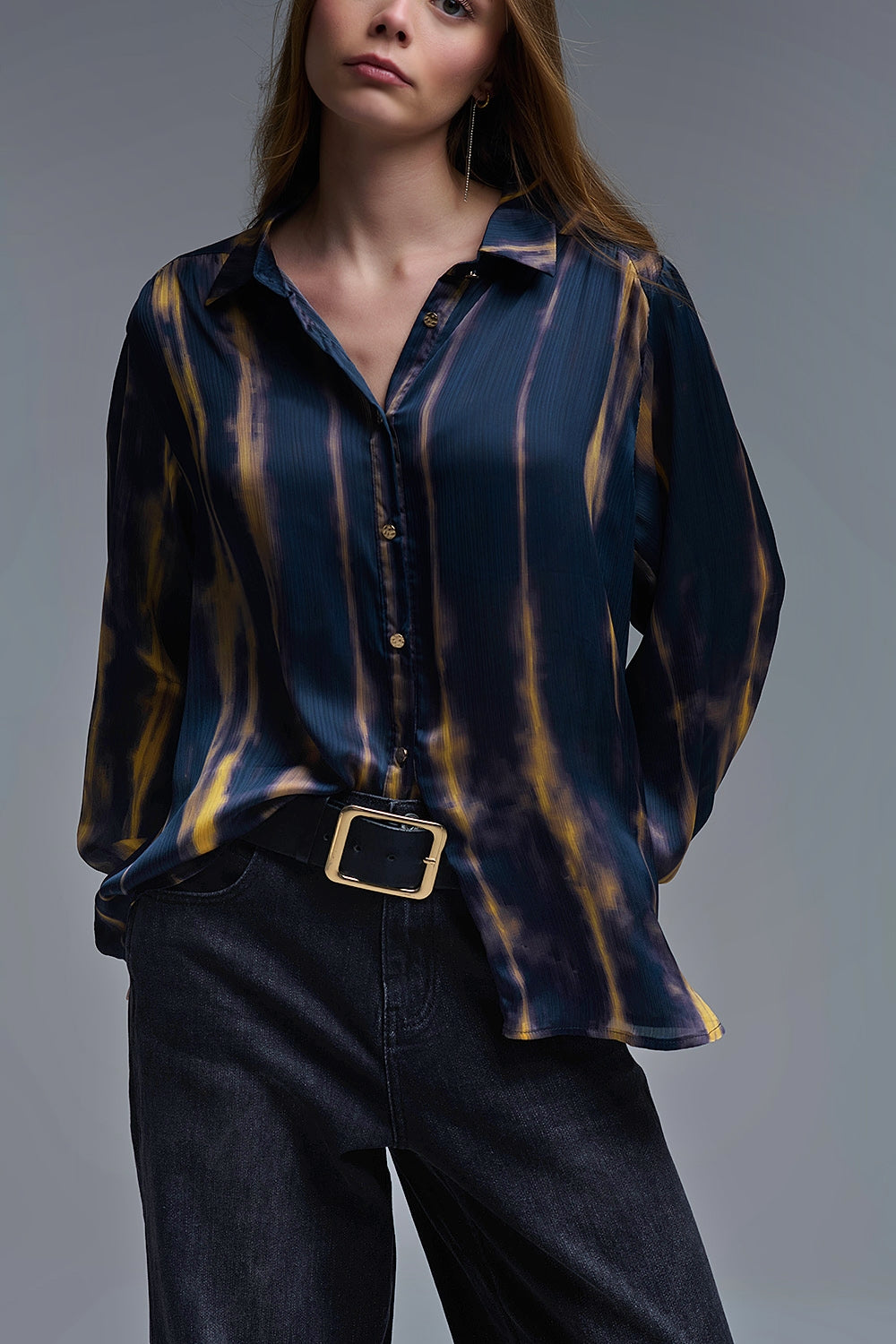 Camisa Tie-Dye com efeito acetinado e riscas navais e ocres