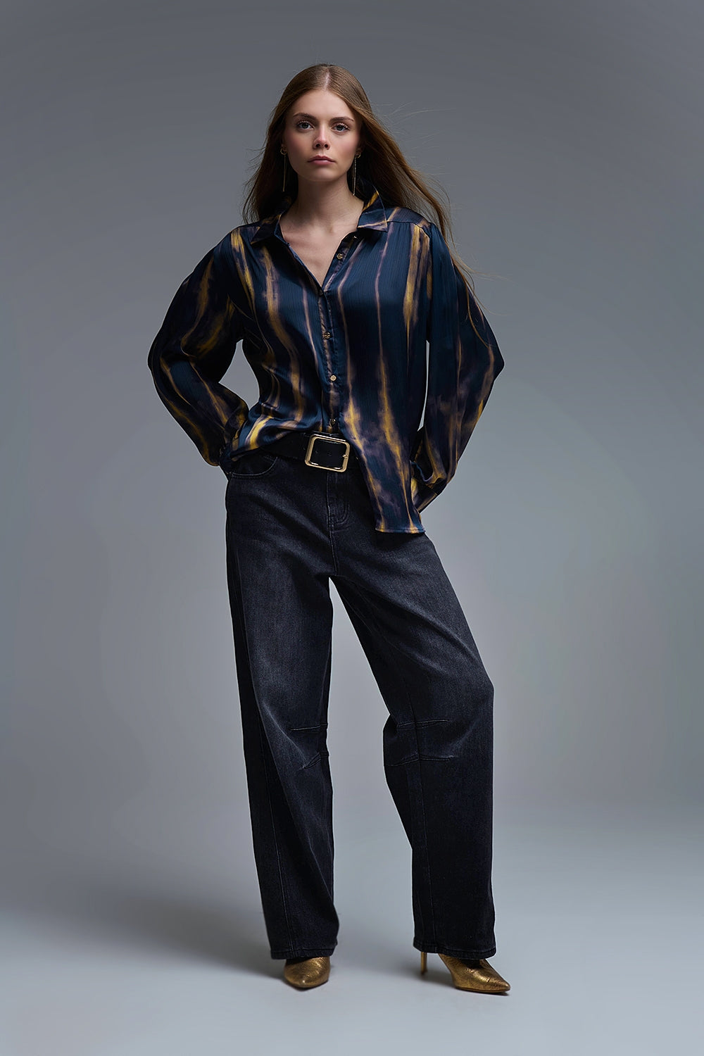 Camisa Tie-Dye com efeito acetinado e riscas navais e ocres