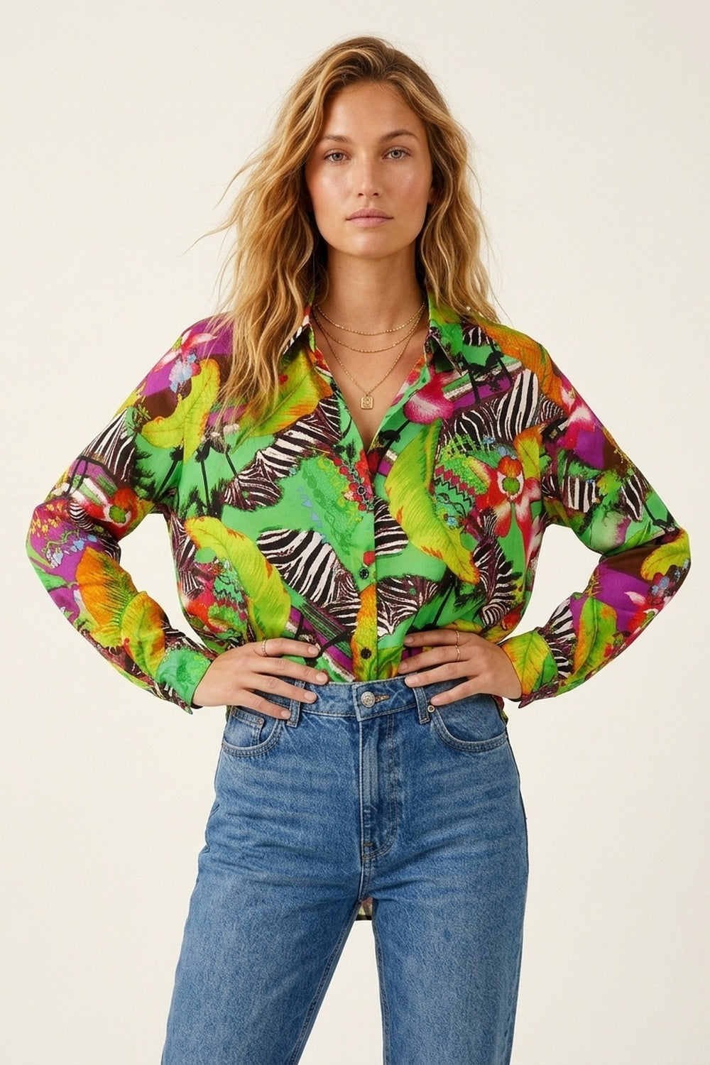 Q2 Camisa Tropical Vibrante Verde Multicolor com Estampa e Botões em Tecido de Cetim