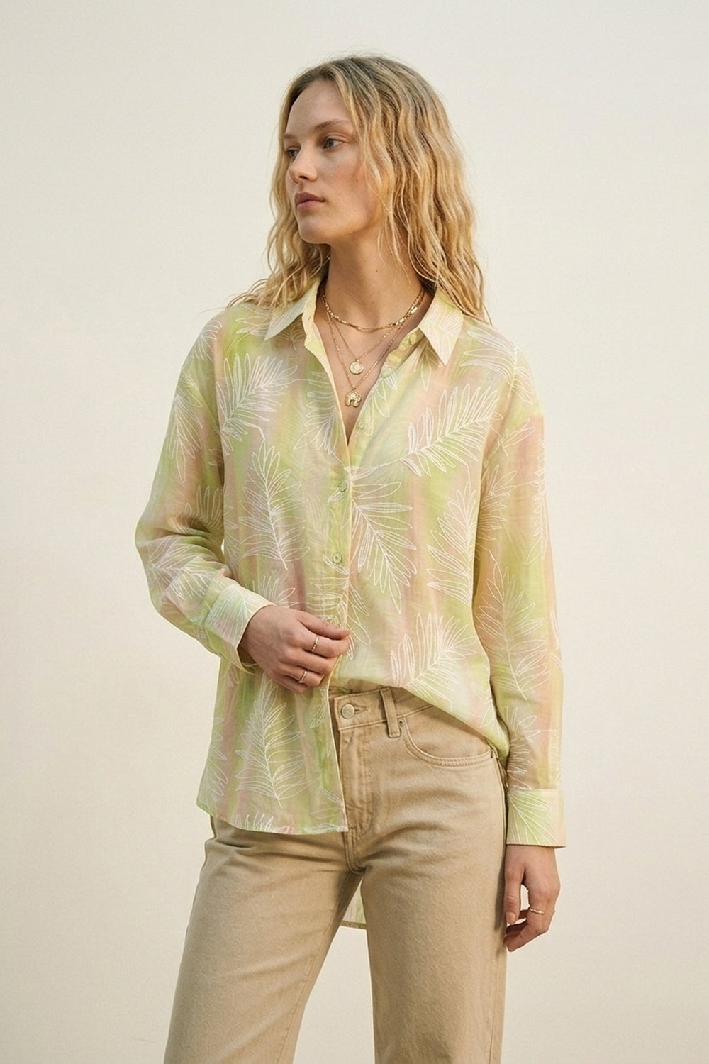 Q2 Camisa Verde com Estampa de Folhas Transparente com Tecido Translúcido
