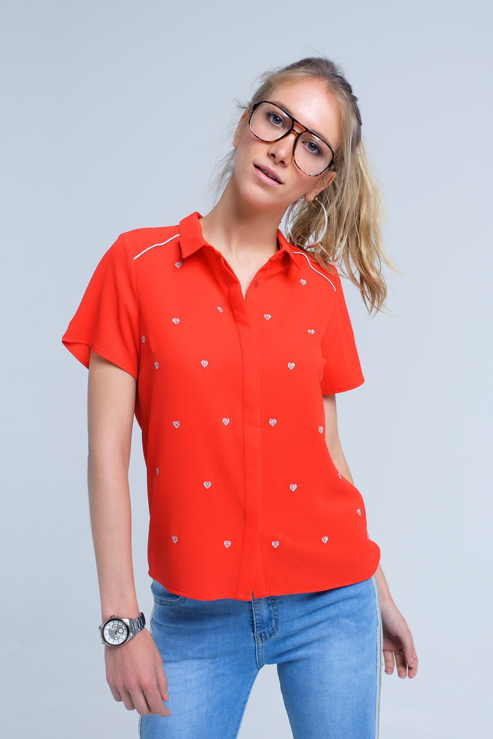 Q2 Camisa vermelha com bordado de coração