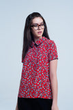 Camisa vermelha com flores brancas