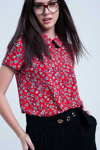 Q2 Camisa vermelha com flores brancas