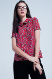 Camisa vermelha com flores brancas