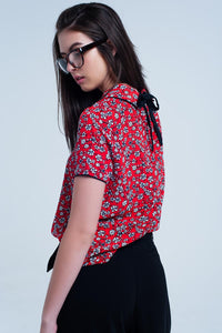 Camisa vermelha com flores brancas