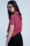 Camisa vermelha com flores brancas