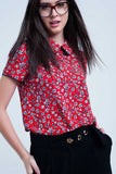 Q2 Camisa vermelha com flores brancas