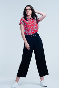 Camisa vermelha com flores brancas