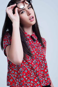 Camisa vermelha com flores brancas