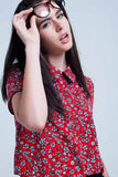 Camisa vermelha com flores brancas
