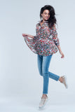 Camisa vermelha com folha e flor print