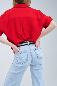 Camisa vermelha com mangas curtas e pregas na manga