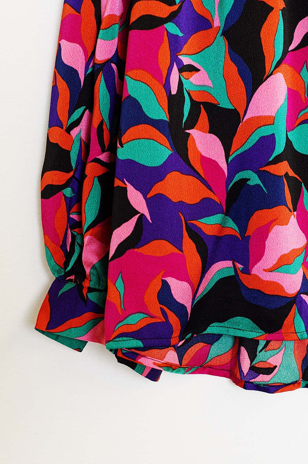 Camisa volumosa oversized em estampa abstrata de folhas coloridas