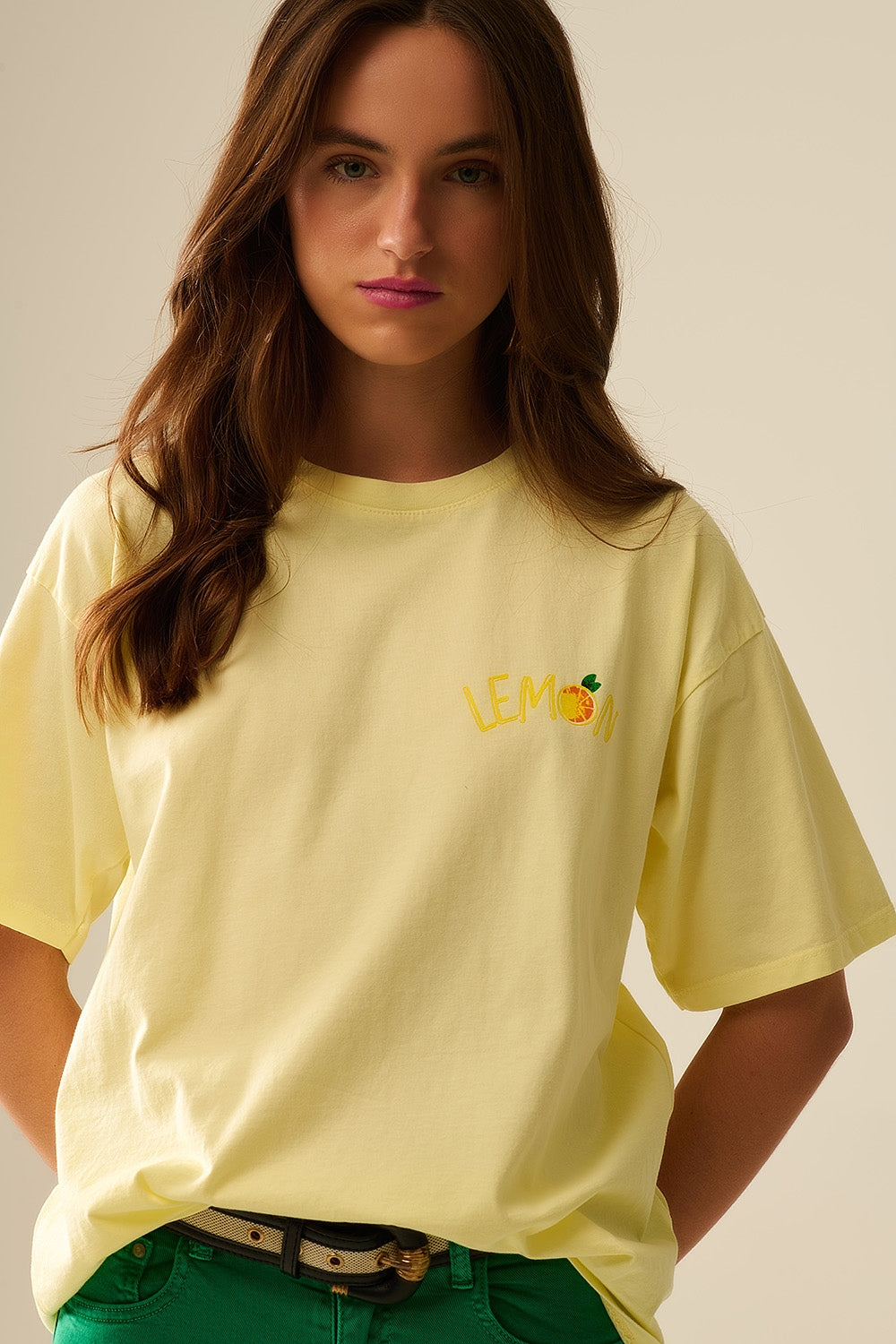 Camiseta amarela fabricada na Itália com estampa de limão