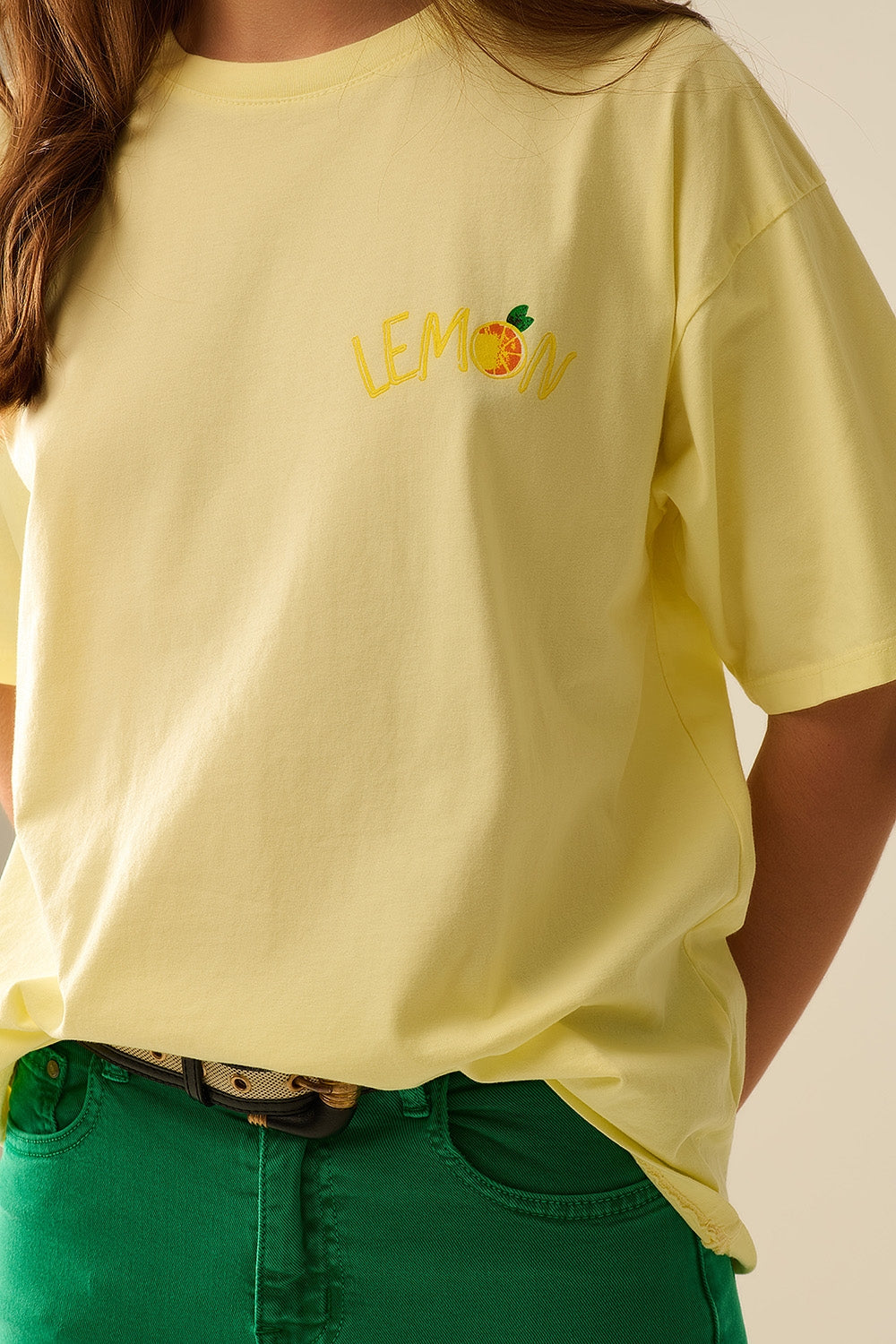 Camiseta amarela fabricada na Itália com estampa de limão